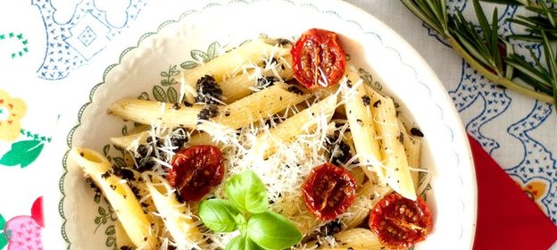 Паста с оливковым тапенадом и вялеными томатами