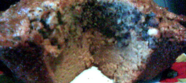 Простейший кекс на сгущенке с орехами