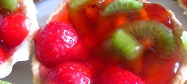 Песочные корзинки с фруктами в желе