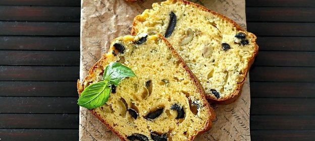 Кекс с оливками, маслинами, базиликом и пармезаном