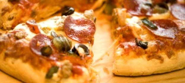 Зерновая пицца с салями