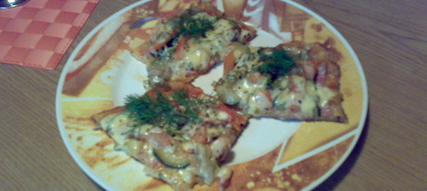 Сверху сыр и снизу сыр,посередке сочный блинили пицца с двойным дном