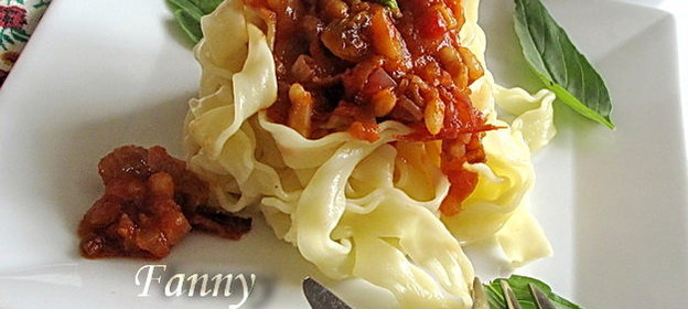 Паста с соусом из красного лука