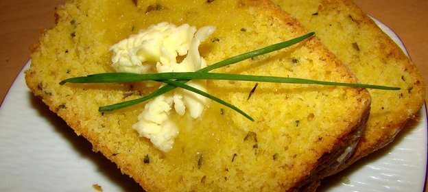Кукурузный хлеб с зеленым луком