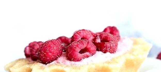 Миндальные тарталетки с малиной и белым шоколадом