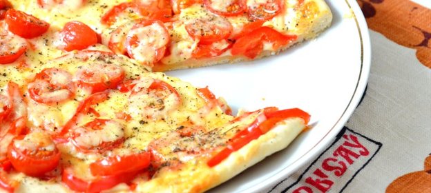 Пицца по‑итальянски с помидорами черри и двумя видами сыра