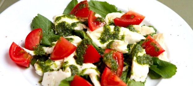 Зеленый салат с сулугуни и соусом песто