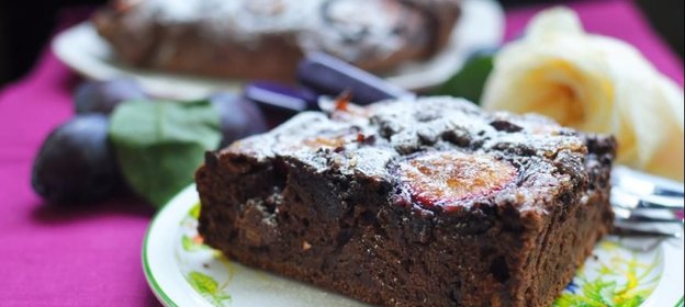 Шоколадная шарлотка со сливой