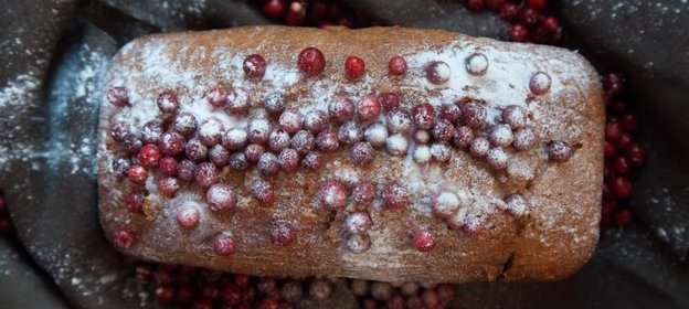 Кекс с клюквой и орехами