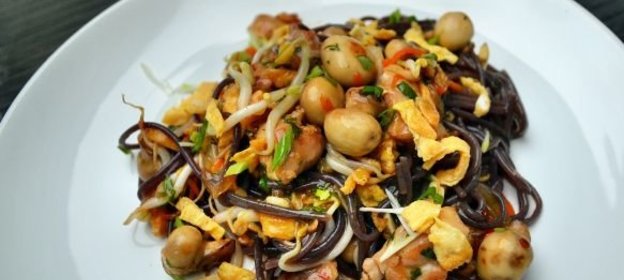 Японская лапша с курицей в сладко-остром соусе