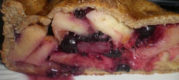 Салат из семги на картофельных оладьях