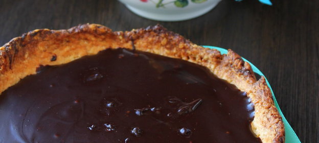 Песочный пирог с шоколадной глазурью