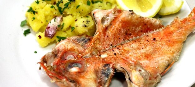 Морской окунь, запеченный в духовке с картофелем