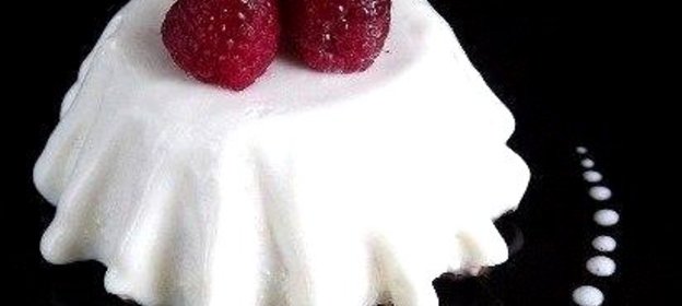 Творожный десерт с малиной