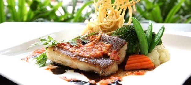 Морской окунь под винным соусом с томатами и перцами