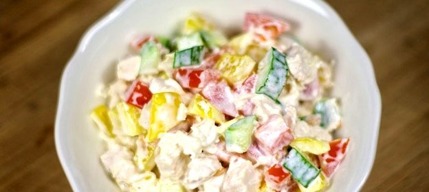 Салат с курицей и овощами
