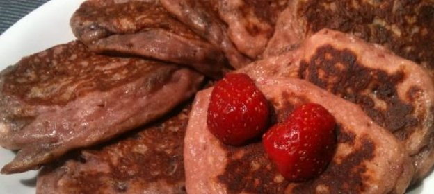 Клубничные оладьи с творогом