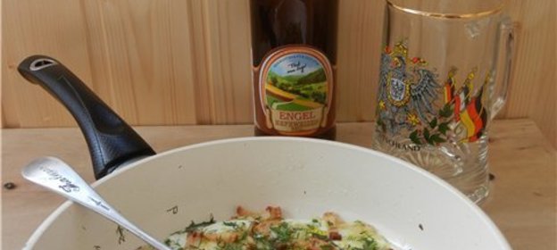 Яичница со шкварками и луком на трех жирах