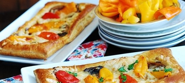 Пицца с моцареллой и грибами