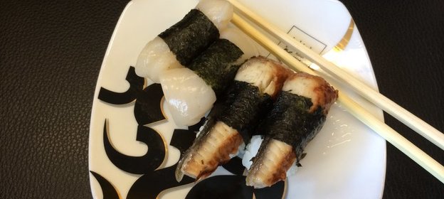 Суши с морским гребешком и суши с угрем
