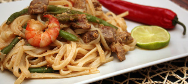 Рисовая лапша с мясом и креветками