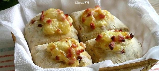 Содовый хлеб с колбасой и сыром