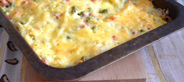 Макаронная запеканка с колбасой и зеленым горошком