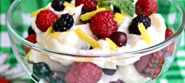 Десерт Ягодное ассорти со сливками