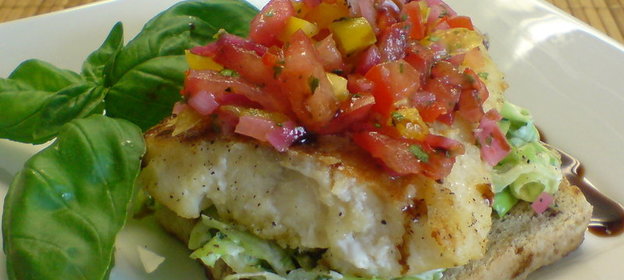 Треска жареная на тосте с салатом и сальсой//Рыбный день-четверг!