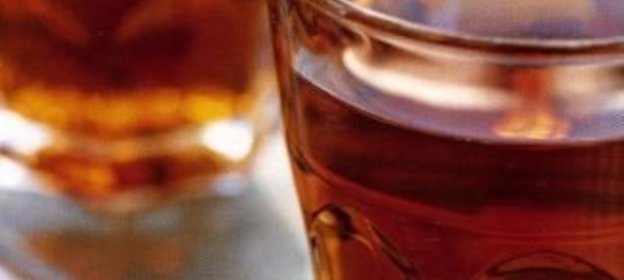 Прохладительный кофейный напиток с клубникой