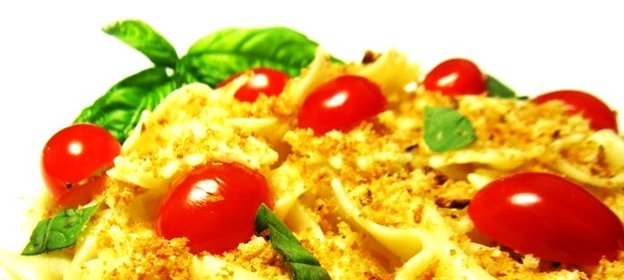 Фарфалле с хлебными крошками и чесноком