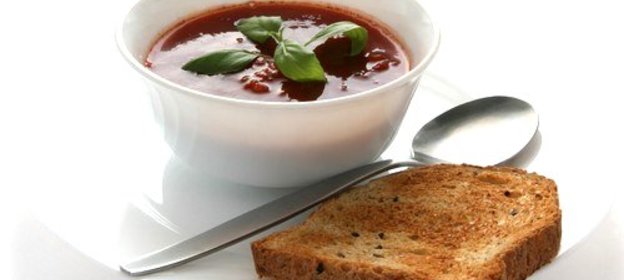 Суп-пюре из артишоков и фасоли с теплым хлебом с фетой, черри и базиликом