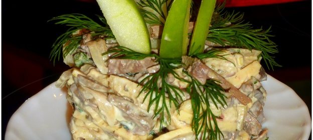 Салат из печени, яблок и сыра с пикантной ноткой