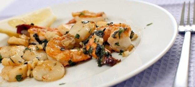 Креветки и морские гребешки с чесноком