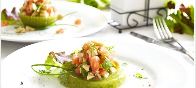 Салат с кальмарами на огуречном желе