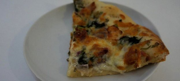 Пирог-пицца с беконом и шпинатом