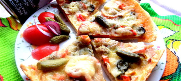 Пицца с салями и маслинами