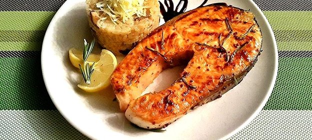 Стейки из семги и ризотто с лесными грибами и пармезаном