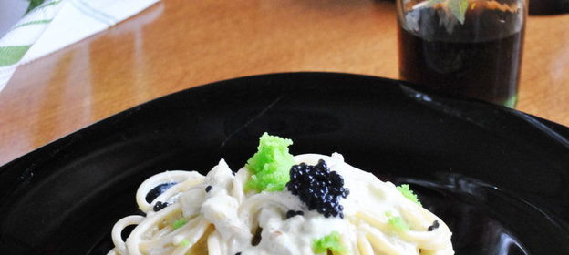 Спагетти в луковом соусе с икрой