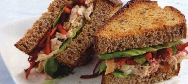 Сэндвичи с куриным мясом, морковью и свеклой