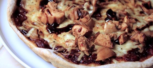 Пицца с грибами и курицей