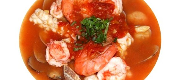 Морские гребешки и тигровые креветки в соусе «Самбука»