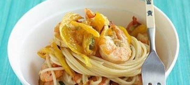 Спагетти с креветками и овощами