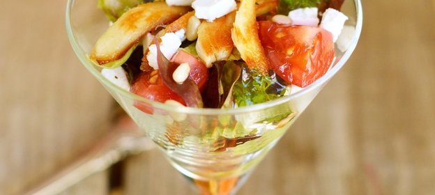 Салат с курицей, козьим сыром и кусочками винного желе