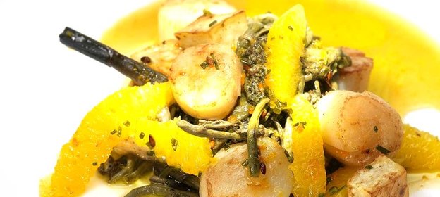 Морские гребешки с папоротником и сельдереем