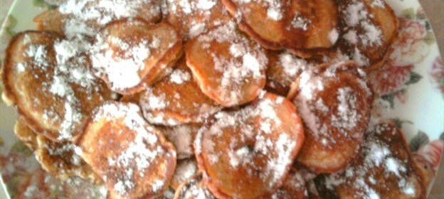 Яблочные оладьи со сметаной