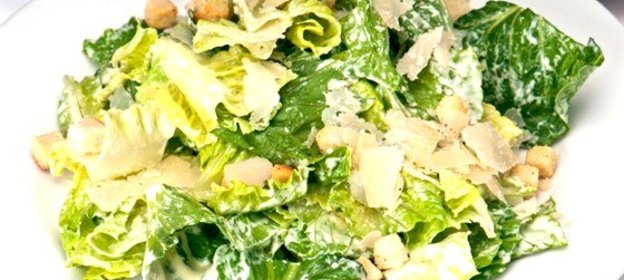 Салат «Цезарь» с майонезом и грецкими орехами