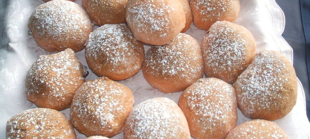 розовая булочка