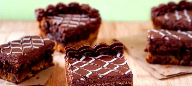 Пирожные с шоколадно-ванильной глазурью