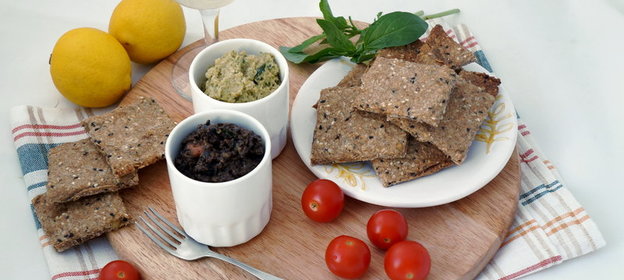 Паштет из оливок с ржаными хлебцами